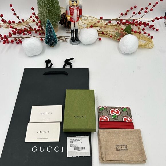 SOLD!!   Women’s Gucci, GG supreme monogram, Apple print card case made in Italy - Picture 9 of 9